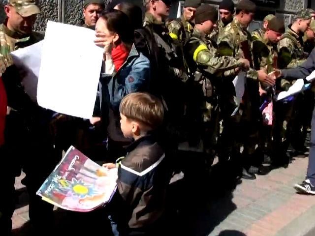 Харьковчане с сине-желтыми флагами провожали своих бойцов в зону АТО (Видео)