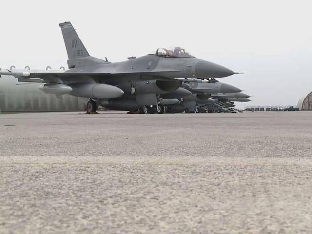 Возле Аляски перехватили истребители РФ Возле Аляски перехватили истребители РФ