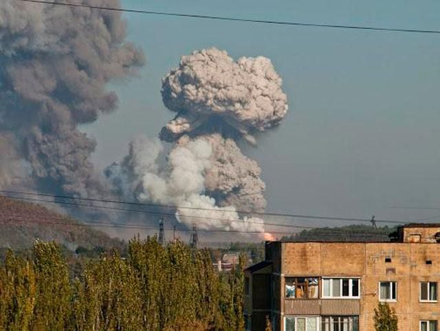 Пожежу на хімічному заводі видно з усіх районів Донецька (Фото)