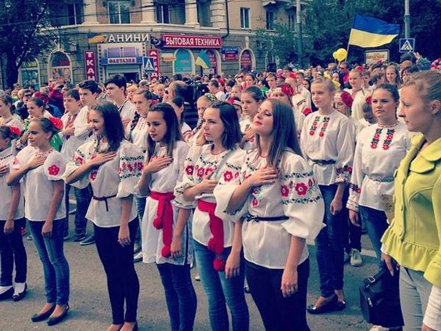 ФОТО ДНЯ: Тысячи мариупольцев устроили марш в вышиванках (+ Видео) ФОТО ДНЯ: Тысячи мариупольцев устроили марш в вышиванках (+ Видео)