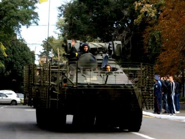 Мариуполь празднует День города в вышиванках и с военной техникой