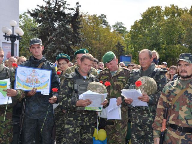 В Мариуполе наградили военных, которые прогнали оккупантов (Фото)