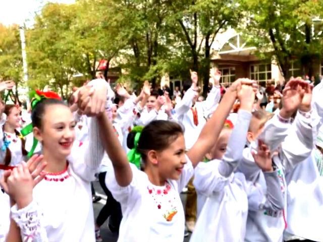 Найактуальніші фото дня: чергова партія російської “гуманітарки”, парад вишиванок в Маріуполі