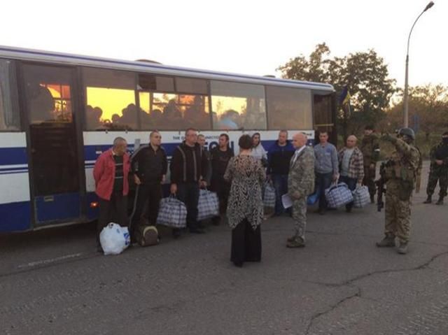 Завтра з полону мають відпустити ще 30 українських військовослужбовців, — Геращенко Завтра з полону мають відпустити ще 30 українських військовослужбовців, — Геращенко