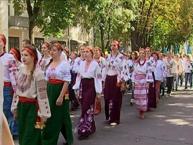 Более 10 тысяч полтавчан вышли на парад вышиванок (Видео)