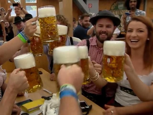 В Германии стартовал фестиваль пива "Октоберфест" (Видео)