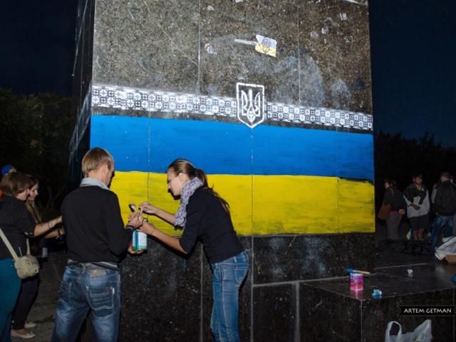 Краматорского Ильича разрисовали украинской символикой (Фото. Видео)