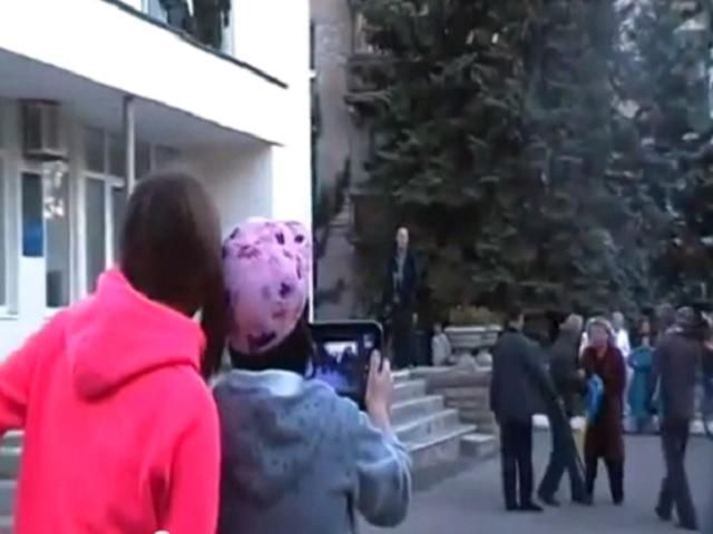 У Жданівці спаплюжили прапор України, стяг захищала одна жінка (Відео)