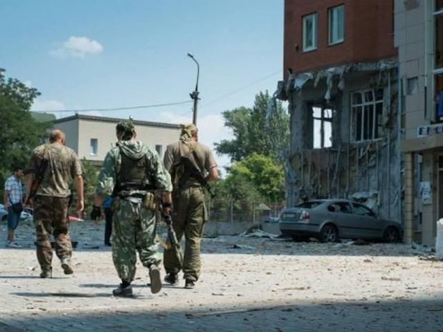 У Донецьку продовжують лунати залпи У Донецьку продовжують лунати залпи