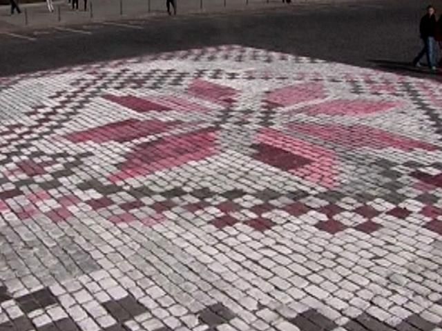 У Харкові намалювали найбільшу в Україні вишиванку (Відео) У Харкові намалювали найбільшу в Україні вишиванку (Відео)