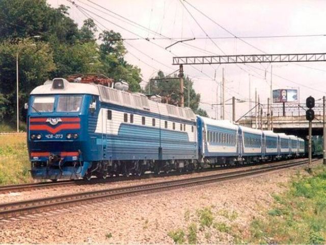 Перший потяг з Києва до Луганська їде переповнений: залізничники доставляли вагони