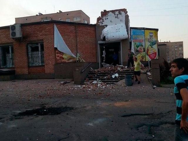 В Донецке снова слышны звуки залпов и взрывов В Донецке снова слышны звуки залпов и взрывов