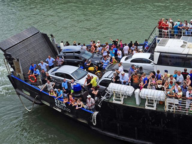 На Керченской переправе в порту "Крым" огромная очередь На Керченской переправе в порту "Крым" огромная очередь