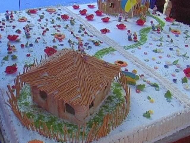 Херсонські діти спекли бійцям 200-кілограмовий патріотичний торт (Відео)