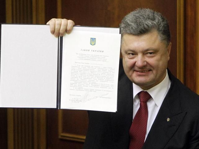 Порошенко позволил госслужащим собирать пожертвования для армии Порошенко позволил госслужащим собирать пожертвования для армии