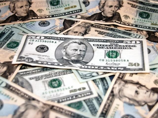 Торги на межбанковском валютном рынке закрылись долларом по 14,8