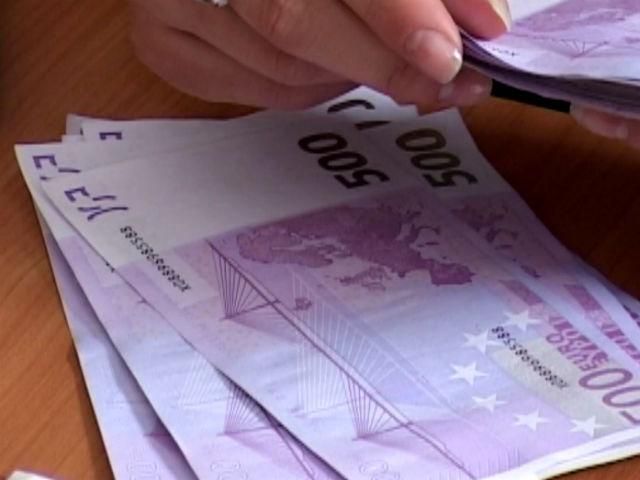 На обмеженні продажу валюти заробляють нелегальні "валютчики", торгують навіть в Інтернеті На обмеженні продажу валюти заробляють нелегальні "валютчики", торгують навіть в Інтернеті