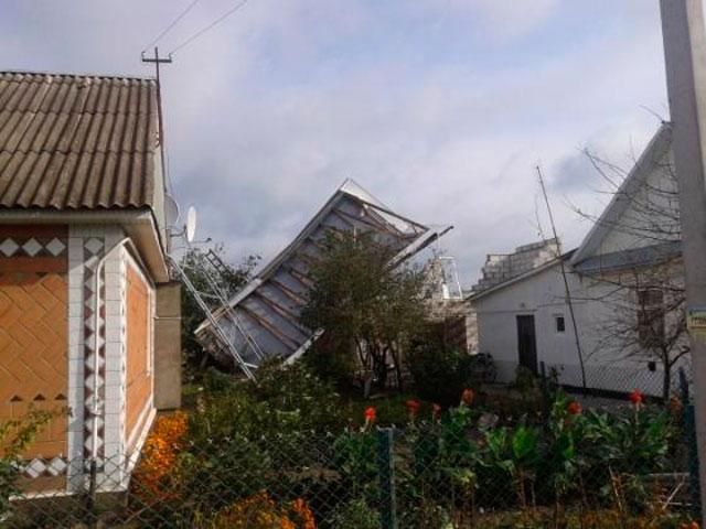 Потужний смерч на Рівненщині зносив дахи і зривав дерева (Фото. Відео)