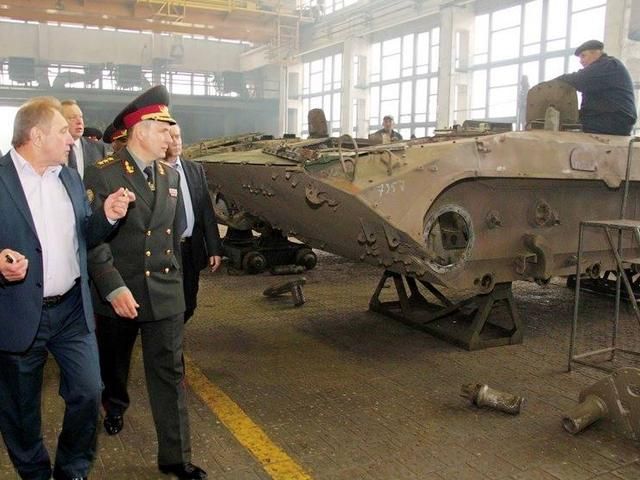 Гелетей перевірив, як ремонтують бронетехніку у Житомирі Гелетей перевірив, як ремонтують бронетехніку у Житомирі