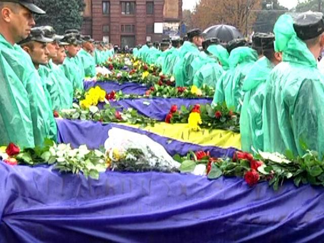 Через місяць після Іловайського котла Україна продовжує ховати невідомих героїв Через місяць після Іловайського котла Україна продовжує ховати невідомих героїв