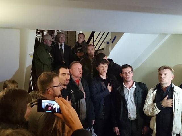 Харківські активісти розійшлися, так і не зустрівшись із Кернесом (Фото) Харківські активісти розійшлися, так і не зустрівшись із Кернесом (Фото)