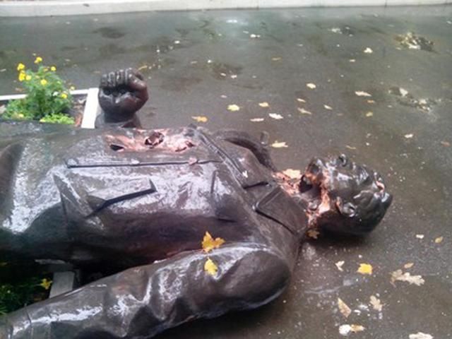 У Харкові повалили пам’ятник Артему (Фото) У Харкові повалили пам’ятник Артему (Фото)