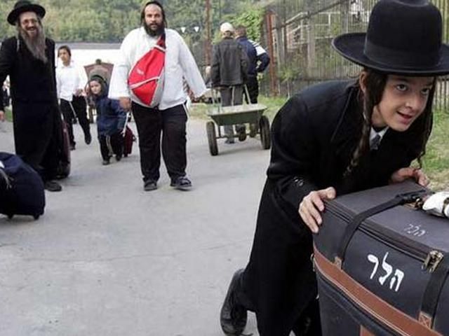 В Умань прибыли 20 тысяч хасидов-паломников В Умань прибыли 20 тысяч хасидов-паломников