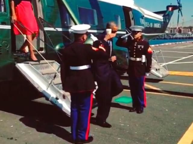 Обаму розкритикували за вітання з кавою в руці Обаму розкритикували за вітання з кавою в руці