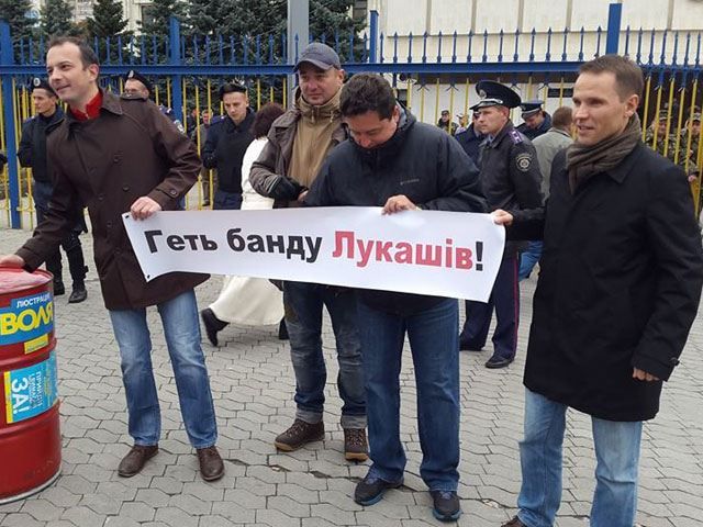 Активісти "Волі" пікетували ЦВК (Фото) Активісти "Волі" пікетували ЦВК (Фото)