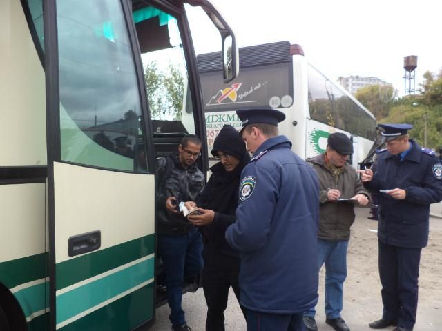 До Умані продовжують прибувати хасиди-паломники (Фото) До Умані продовжують прибувати хасиди-паломники (Фото)