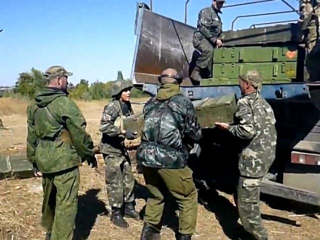 Появилось видео, как боевики разгружают доставленное им вооружение Появилось видео, как боевики разгружают доставленное им вооружение