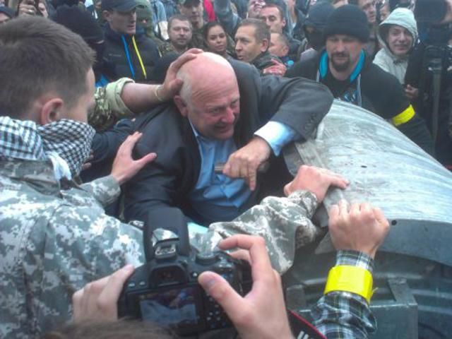 Активісти кинули в смітник заступника голови Рівненської облради (Фото. Відео)