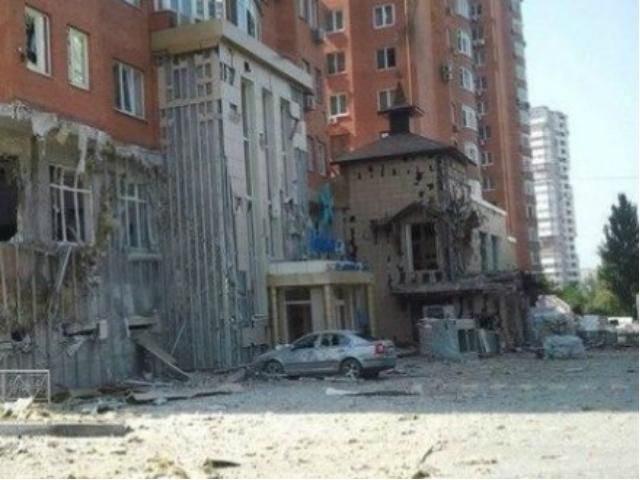 В Донецке слышны залпы и взрывы