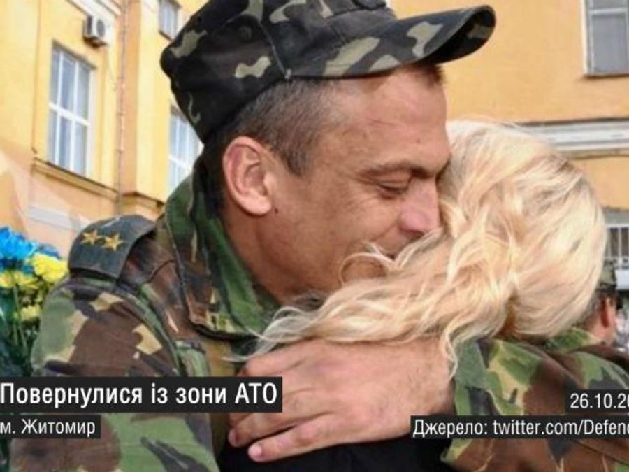 Самые актуальные кадры 26 сентября: атаки на волонтеров, чиновники в мусорных баках