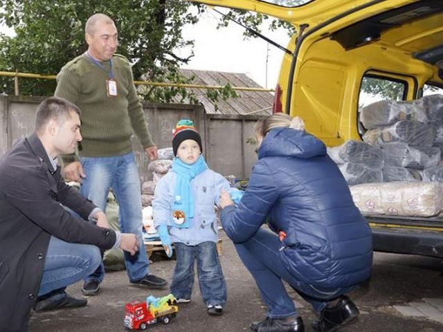 Мариупольцы собрали 2 тонны еды для переселенцев из зоны АТО (Фото) Мариупольцы собрали 2 тонны еды для переселенцев из зоны АТО (Фото)