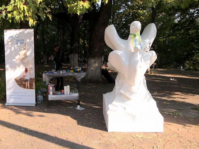 В Киеве на Андреевском спуске установили "голубя мира" (Видео) В Киеве на Андреевском спуске установили "голубя мира" (Видео)