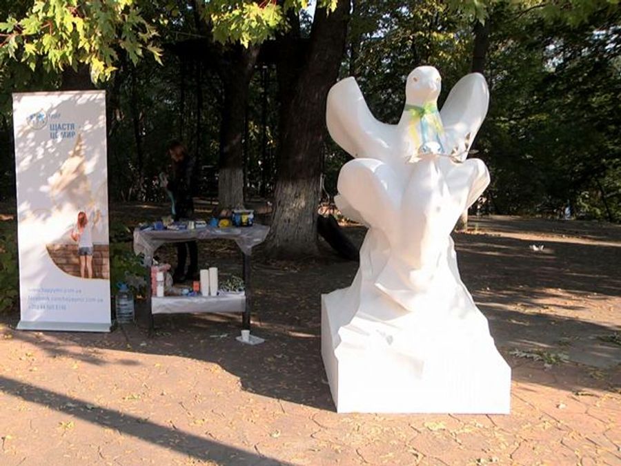 В Киеве на Андреевском спуске установили "голубя мира" (Видео) В Киеве на Андреевском спуске установили "голубя мира" (Видео)