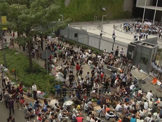 Более тысячи студентов вышли на протест в Гонконге