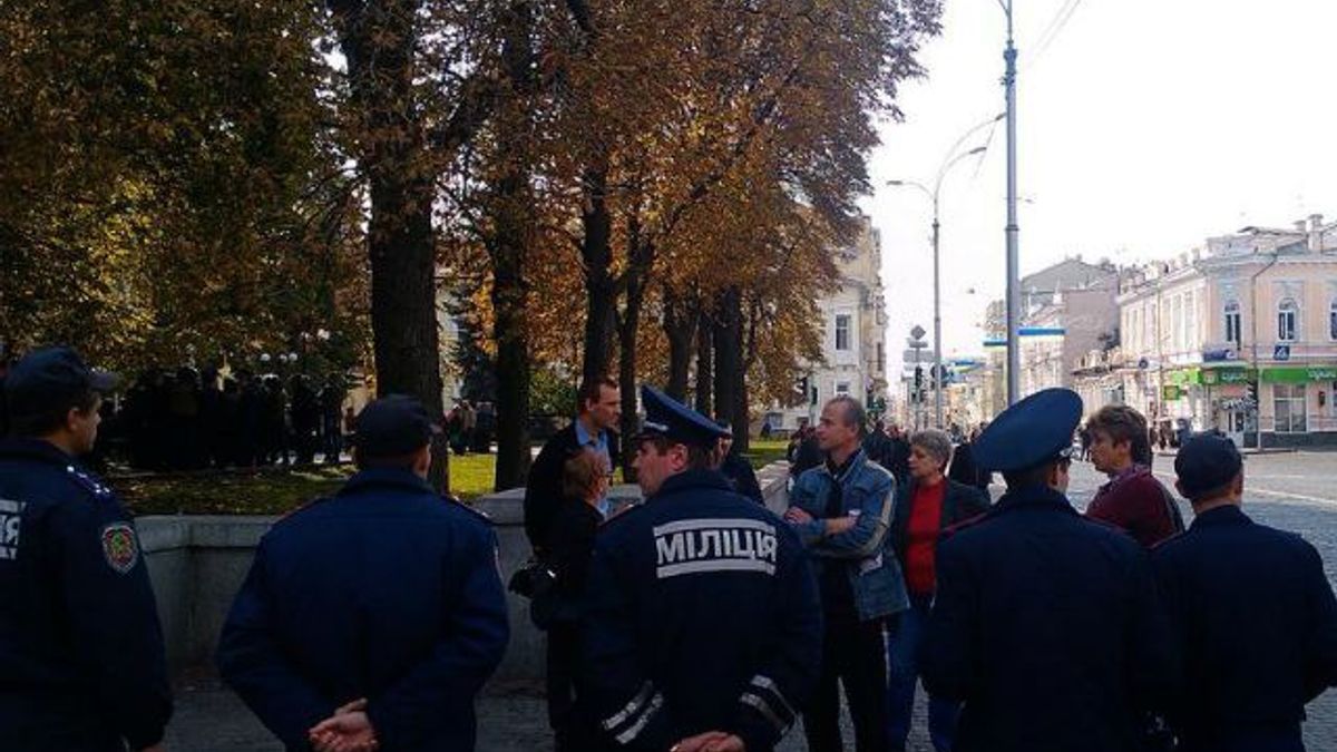 Милиция обещает отпустить задержанных участников антиукраинского митинга "после беседы" Милиция обещает отпустить задержанных участников антиукраинского митинга "после беседы"