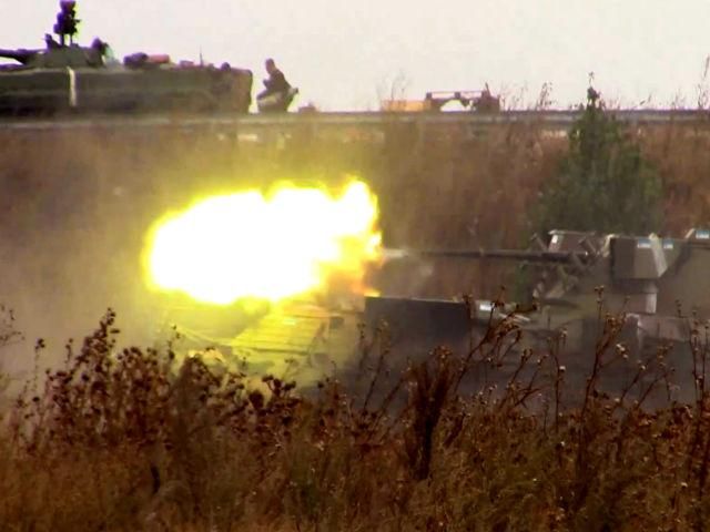 Умовне перемир'я: Порошенко звітує про реалізацію мирного плану, українські бійці його не бачать