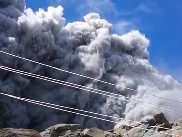 У Японії — потужне виверження вулкану, є поранені (Відео)