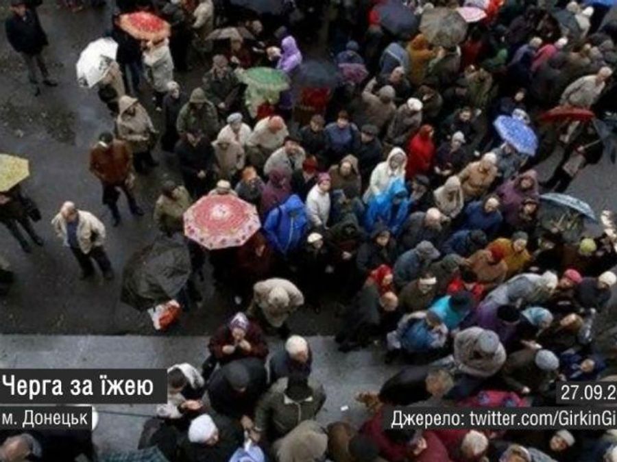 Самые актуальные кадры 27 сентября: очереди за едой в Донецке, БТРы в Харькове