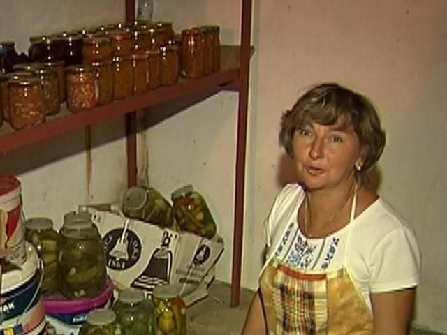 Волонтер законсервувала майже 500 банок салатів для бійців АТО