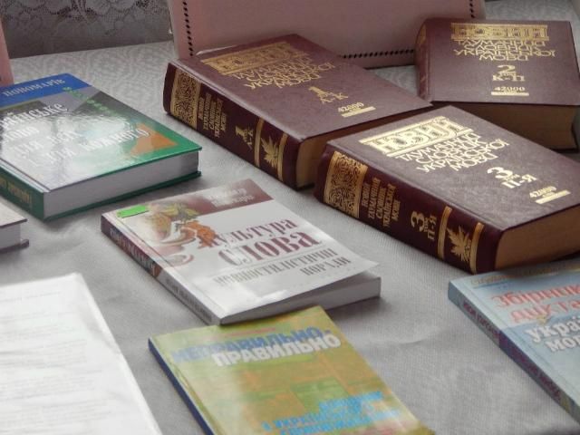 В Стаханове террористы обыскивают школы и уничтожают украинскую символику В Стаханове террористы обыскивают школы и уничтожают украинскую символику