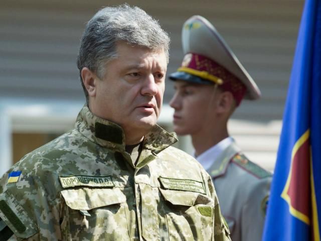 Ночью из плена освободили 12 украинских военных, — Порошенко