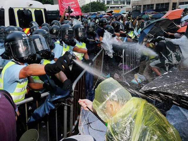 В Гонконге правоохранители применили против протестующих слезоточивый газ