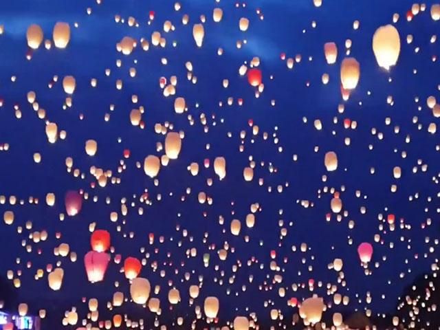У Хмельницькому заради миру в Україні та до Дня міста запустили ліхтарики (Відео) У Хмельницькому заради миру в Україні та до Дня міста запустили ліхтарики (Відео)
