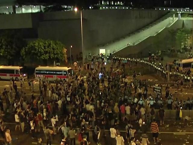 В Гонконге произошли столкновения между протестующими и полицией (Видео)