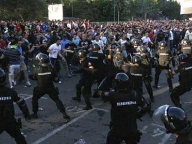 Беспорядки в Белграде: против гей-парада вышли тысячи людей (Фото)