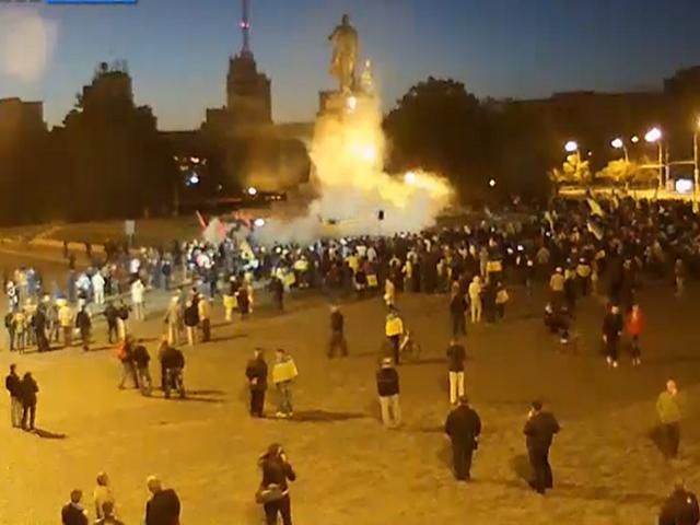 Харьковский Ильич — в дыму, слышен звук "болгарки" (Фото. Трансляция) Харьковский Ильич — в дыму, слышен звук "болгарки" (Фото. Трансляция)